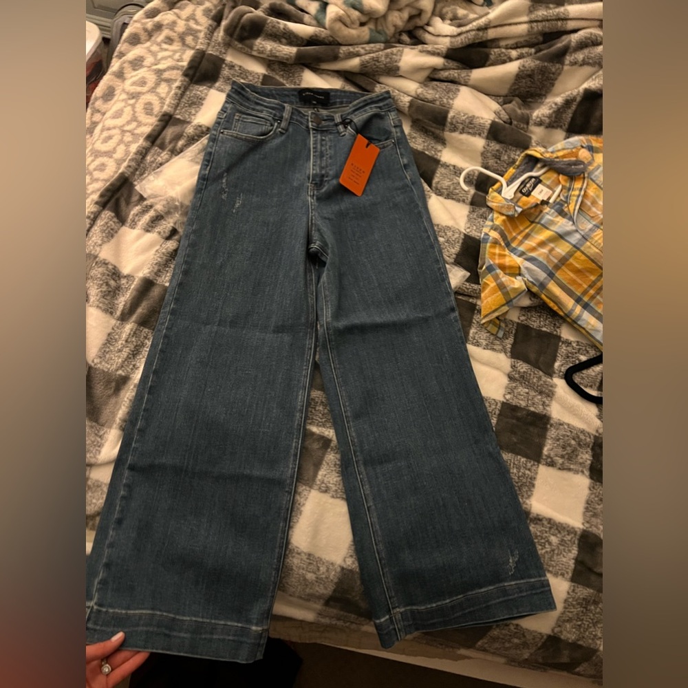 Risen Jeans, Cropped Wide Leg Denim with finished hem,brand new wtags. Size 26/3